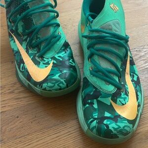 Nike mens  Green and orange Sneakers